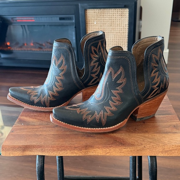 Ariat Western Ankle Boots Size 8 Wide - Picture 2 of 6